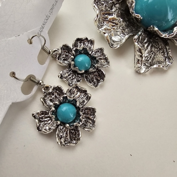 NWT Turquoise Antique Silver Metal Flower Pendant Faux Leather Necklace Set - Picture 11 of 11